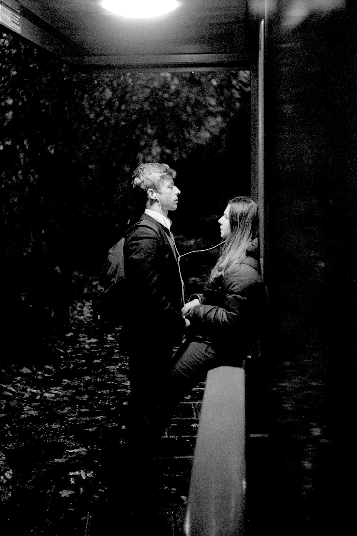 bus_stop_couple